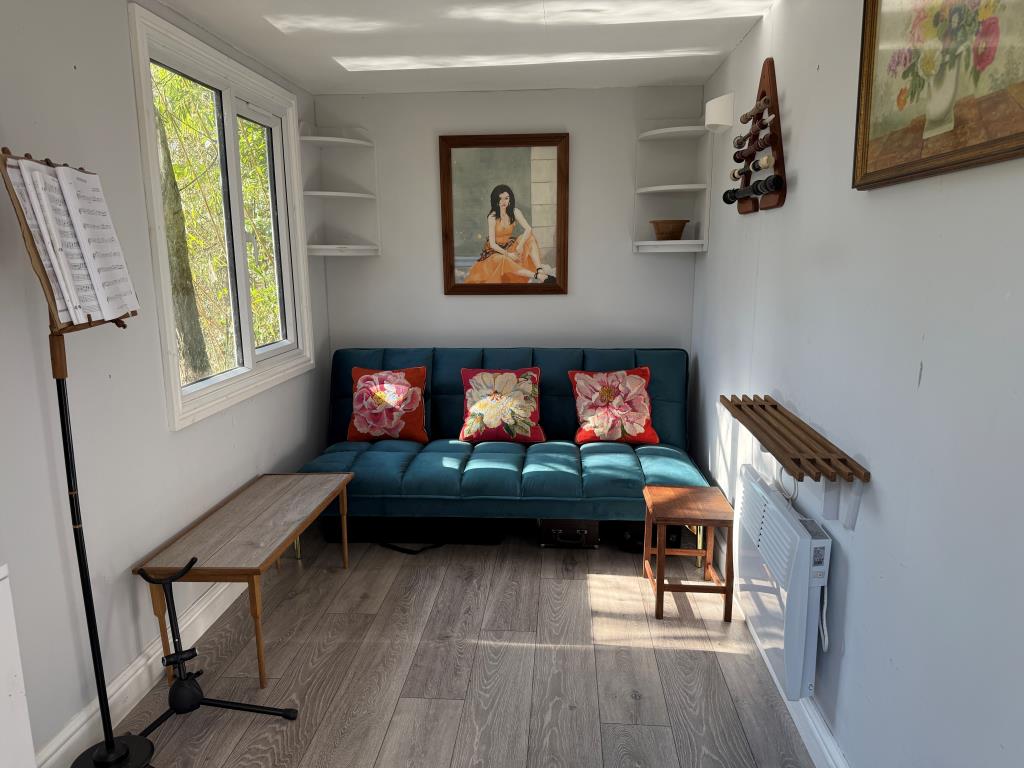 Lot: 80 - FISHING LODGE AND LAKE ON APPROX. ONE ACRE - Furnished music room with window
